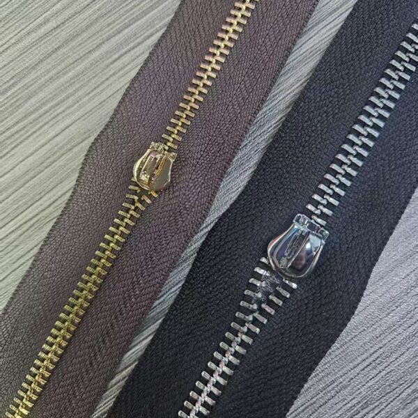 Factory Custom Open-End Metal Teeth Zipper #3 #5 #7 #8 #10 Gold Silver Rose Gold Brass Copper with Logo for Bags custom long chain zipper roll for garment jacket endless continuous metal aluminum copper brass teeth zipper for luggage bags (复制)