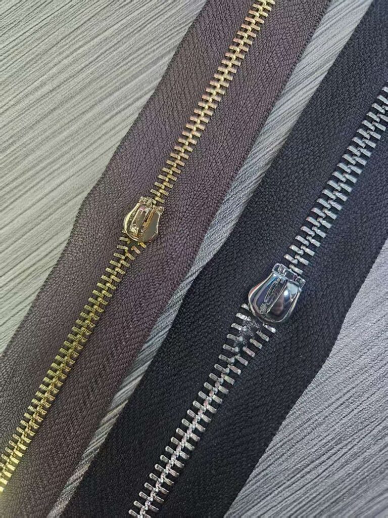 Factory Custom Open-End Metal Teeth Zipper #3 #5 #7 #8 #10 Gold Silver Rose Gold Brass Copper with Logo for Bags custom long chain zipper roll for garment jacket endless continuous metal aluminum copper brass teeth zipper for luggage bags (复制)
