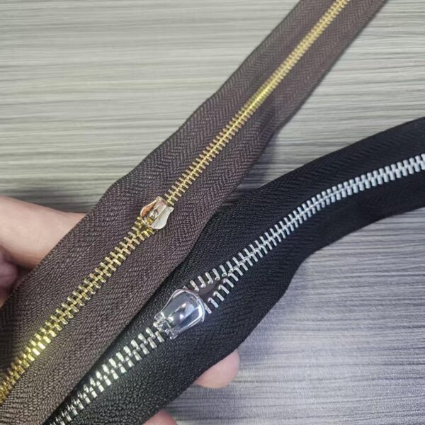 Factory Custom Open-End Metal Teeth Zipper #3 #5 #7 #8 #10 Gold Silver Rose Gold Brass Copper with Logo for Bags custom long chain zipper roll for garment jacket endless continuous metal aluminum copper brass teeth zipper for luggage bags (复制)