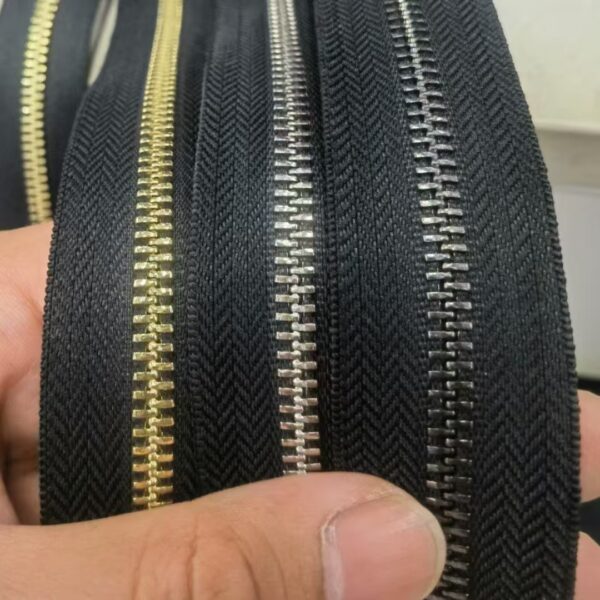 Factory Custom Weight Color Long Chain 3#5#8# Metal Zipper Rolls Bags best selling products in china garment zip bags gold metal customized brass metal zipper (复制)