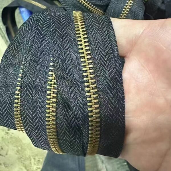 Factory Custom Weight Color Long Chain 3#5#8# Metal Zipper Rolls Bags best selling products in china garment zip bags gold metal customized brass metal zipper (复制)