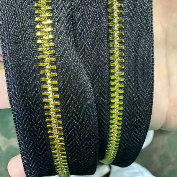 Factory Custom Weight Color Long Chain 3#5#8# Metal Zipper Rolls Bags best selling products in china garment zip bags gold metal customized brass metal zipper (复制)