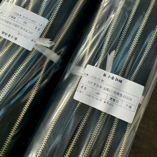 Aluminum Zipper Yards Meter Brass and Aluminum and Anti Brass Zipper Long Chain Aluminum Teeth Metal Zipper Long Chain Roll factory custom weight color long chain 3#5#8# metal zipper rolls bags (复制)