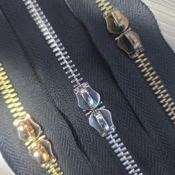 Low Price M5# 5.5Kg /100 Meter/ Rolls Long Chain Aluminum Metal Zipper ForJeans Bag Clothing Garment Raw Black Wholesale Zipper 5# 8# fermeture eclaire aluminium y teeth giant metal long chain metal zippe (复制)