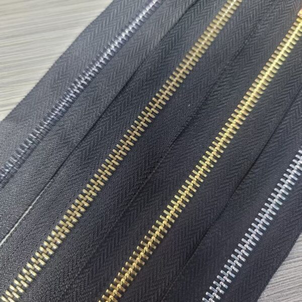 Low Price M5# 5.5Kg /100 Meter/ Rolls Long Chain Aluminum Metal Zipper ForJeans Bag Clothing Garment Raw Black Wholesale Zipper 5# 8# fermeture eclaire aluminium y teeth giant metal long chain metal zippe (复制)