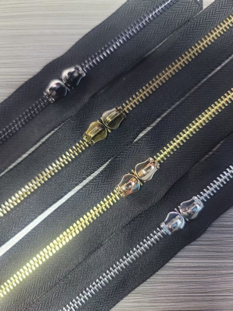 Low Price M5# 5.5Kg /100 Meter/ Rolls Long Chain Aluminum Metal Zipper ForJeans Bag Clothing Garment Raw Black Wholesale Zipper 5# 8# fermeture eclaire aluminium y teeth giant metal long chain metal zippe (复制)