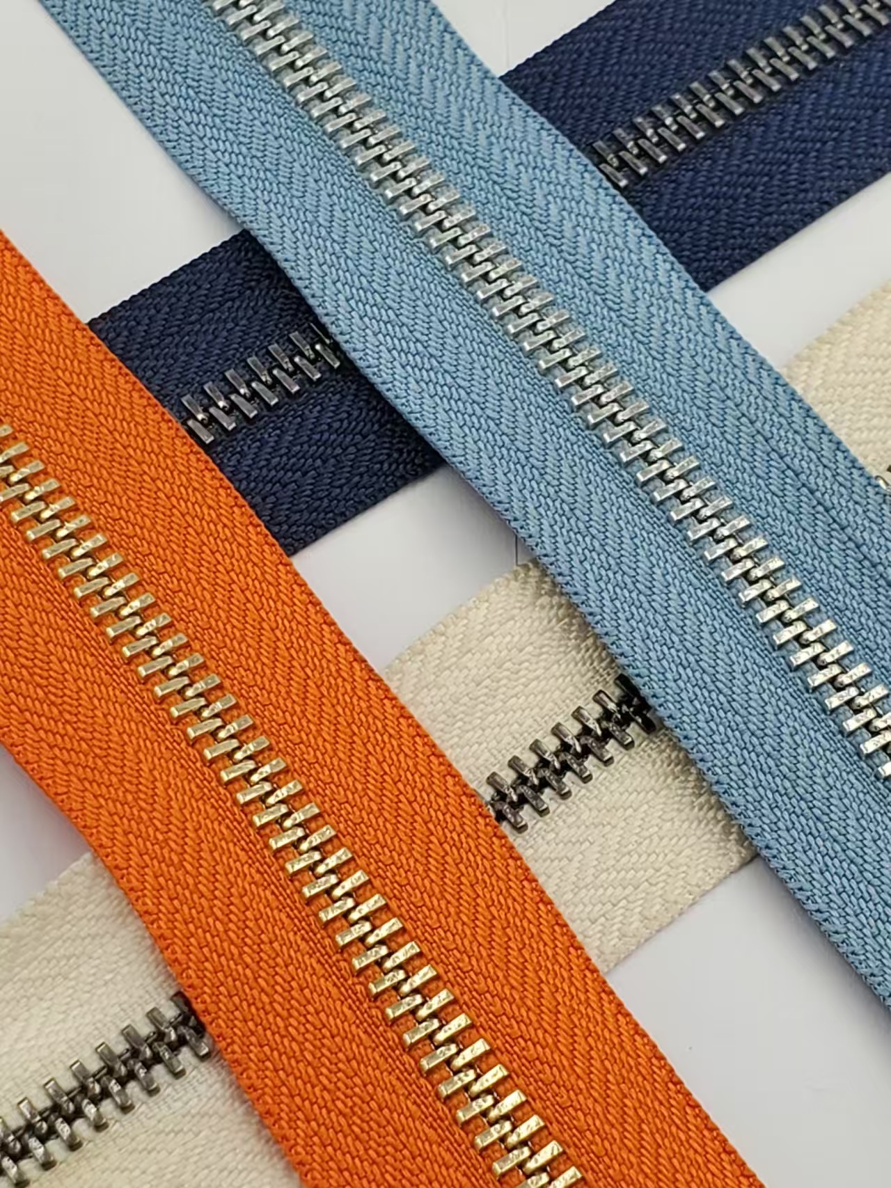 low price m5# 5.5kg /100 meter/ rolls long chain aluminum metal zipper forjeans bag clothing garment raw black wholesale zipper (复制) low price m5# 5.5kg /100 meter/ rolls long chain aluminum metal zipper forjeans bag clothing garment raw black wholesale zipper (复制)
