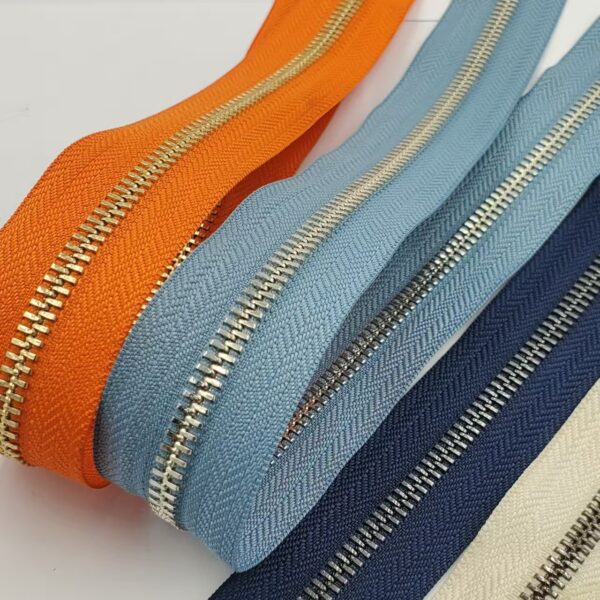 Aluminum Zipper Yards Meter Brass and Aluminum and Anti Brass Zipper Long Chain Aluminum Teeth Metal Zipper Long Chain Roll low price m5# 5.5kg /100 meter/ rolls long chain aluminum metal zipper forjeans bag clothing garment raw black wholesale zipper (复制)
