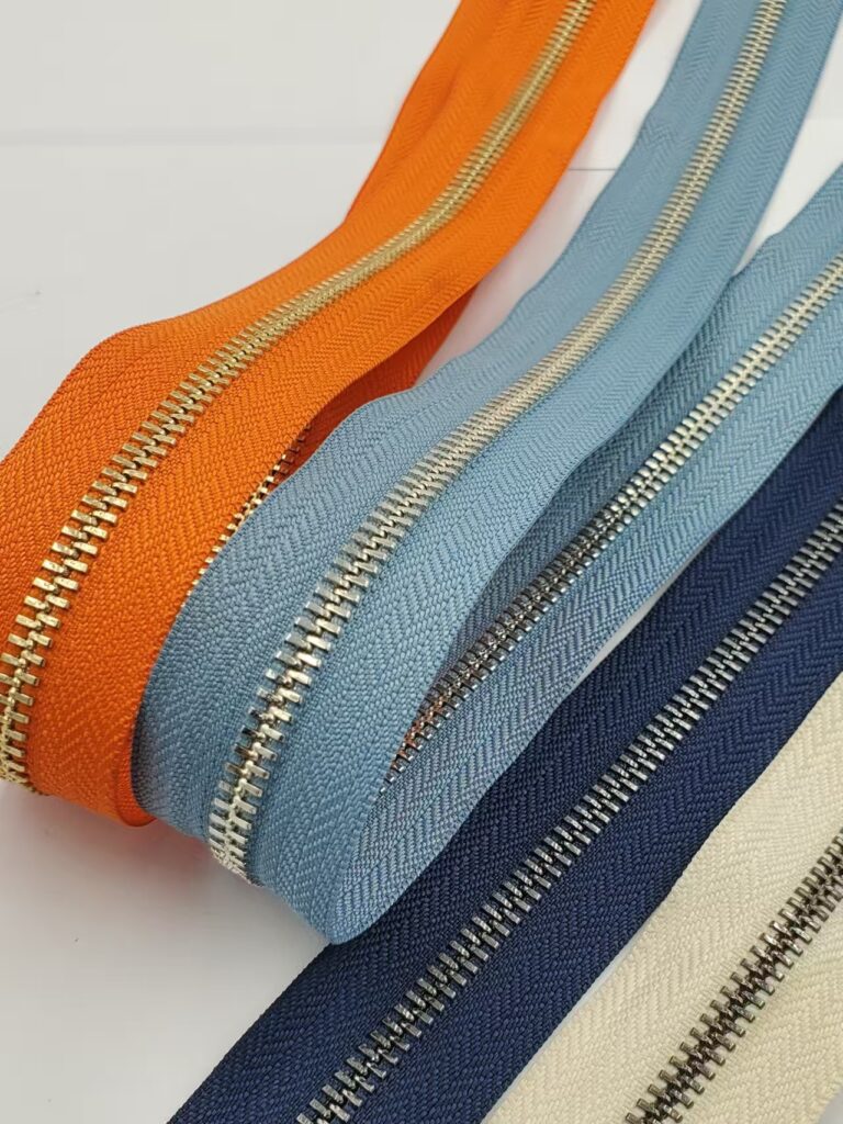 Home low price m5# 5.5kg /100 meter/ rolls long chain aluminum metal zipper forjeans bag clothing garment raw black wholesale zipper (复制)