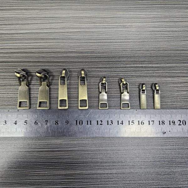 Custom Made Clothing Metal Zipper Slider Tape Antique Brass Jacket Zipper Puller Zinc Alloy Nylon Head for Handbags Logo Blanks custom made clothing metal zipper slider tape antique brass jacket zipper puller zinc alloy nylon head for handbags logo blanks