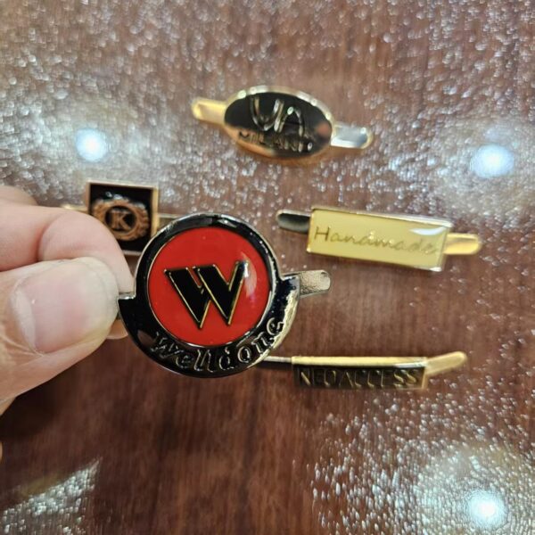Custom Trademark, Factory Logo, Zinc Alloy Electroplated Hardware Accessories high quality clothing customized brand logo engraved plate tag custom metal labels for garment (复制)