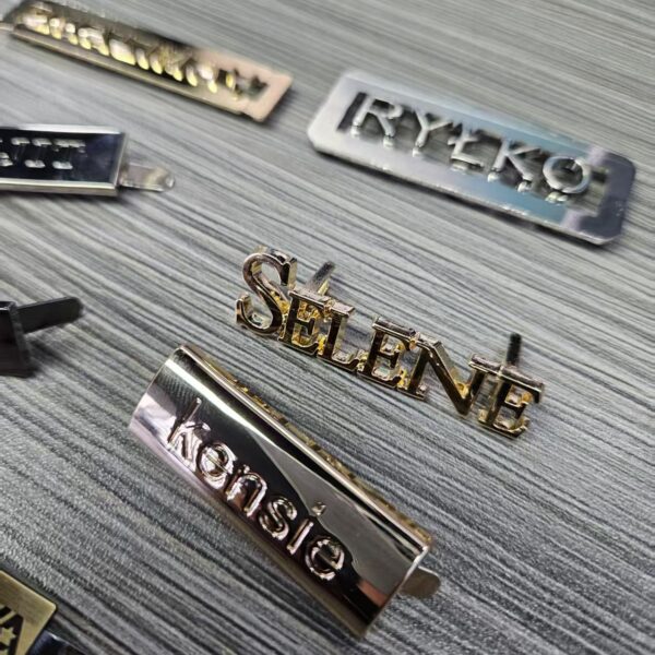 High Quality Custom Brand Name Letter Engraved Plate Tag Garment Metal Logo Labels custom trademark, factory logo, zinc alloy electroplated hardware accessories (复制)