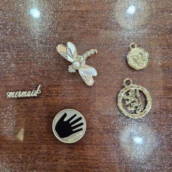 Engraved Brand Logo Metal Plate for Clothing Customized English Letter Hanging Chain Metal Label Private Brand Logo high quality custom brand name letter engraved plate tag garment metal logo labels (复制)