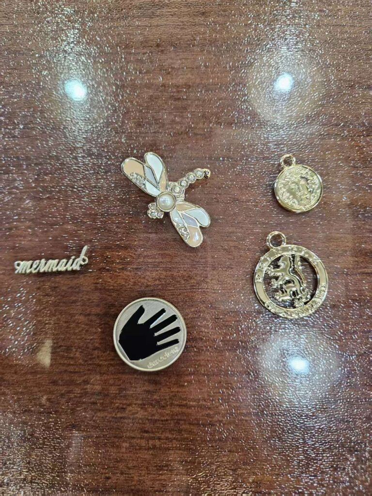 Engraved Brand Logo Metal Plate for Clothing Customized English Letter Hanging Chain Metal Label Private Brand Logo high quality custom brand name letter engraved plate tag garment metal logo labels (复制)