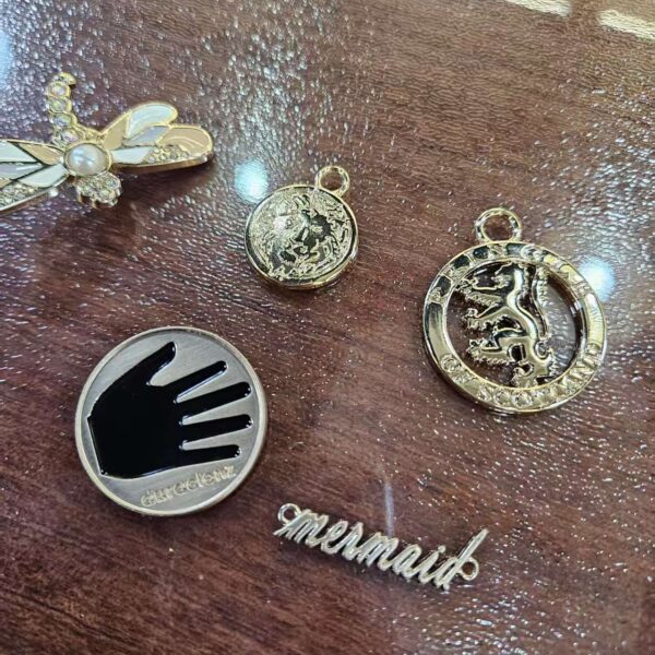 Engraved Brand Logo Metal Plate for Clothing Customized English Letter Hanging Chain Metal Label Private Brand Logo high quality custom brand name letter engraved plate tag garment metal logo labels (复制)