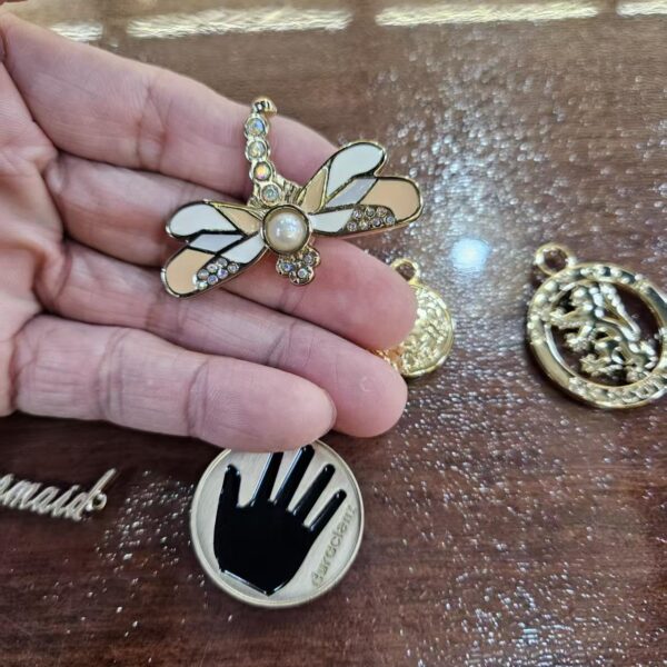 Engraved Brand Logo Metal Plate for Clothing Customized English Letter Hanging Chain Metal Label Private Brand Logo high quality custom brand name letter engraved plate tag garment metal logo labels (复制)