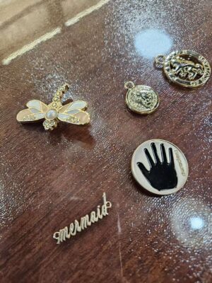 Engraved Brand Logo Metal Plate for Clothing Customized English Letter Hanging Chain Metal Label Private Brand Logo