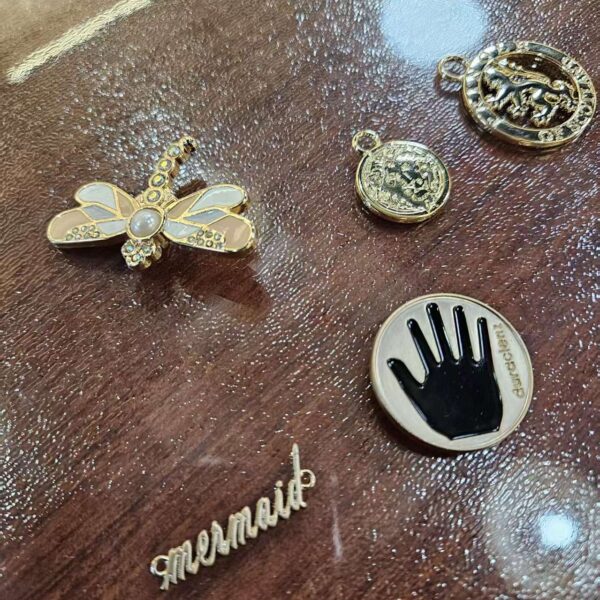 Engraved Brand Logo Metal Plate for Clothing Customized English Letter Hanging Chain Metal Label Private Brand Logo high quality custom brand name letter engraved plate tag garment metal logo labels (复制)