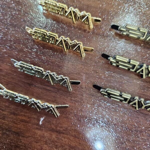 engraved brand logo metal plate for clothing customized english letter hanging chain metal label private brand logo (复制)