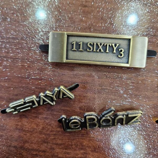 Custom Designer Metal Letter Logos Metal Separated Letters Label Professional Custom Gold Metal Brand Logo Labels custom logo hang tag with soft enamel small metal brand engraved jewelry charm pendant (复制)
