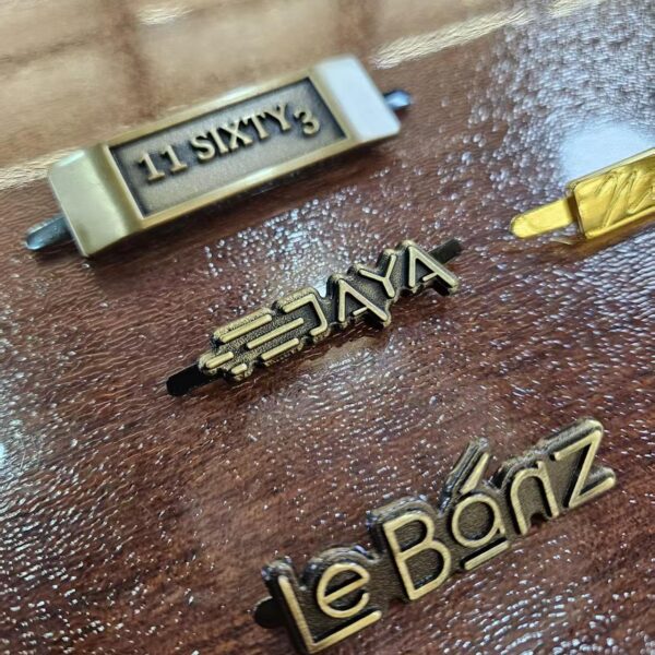 Custom Designer Metal Letter Logos Metal Separated Letters Label Professional Custom Gold Metal Brand Logo Labels custom logo hang tag with soft enamel small metal brand engraved jewelry charm pendant (复制)