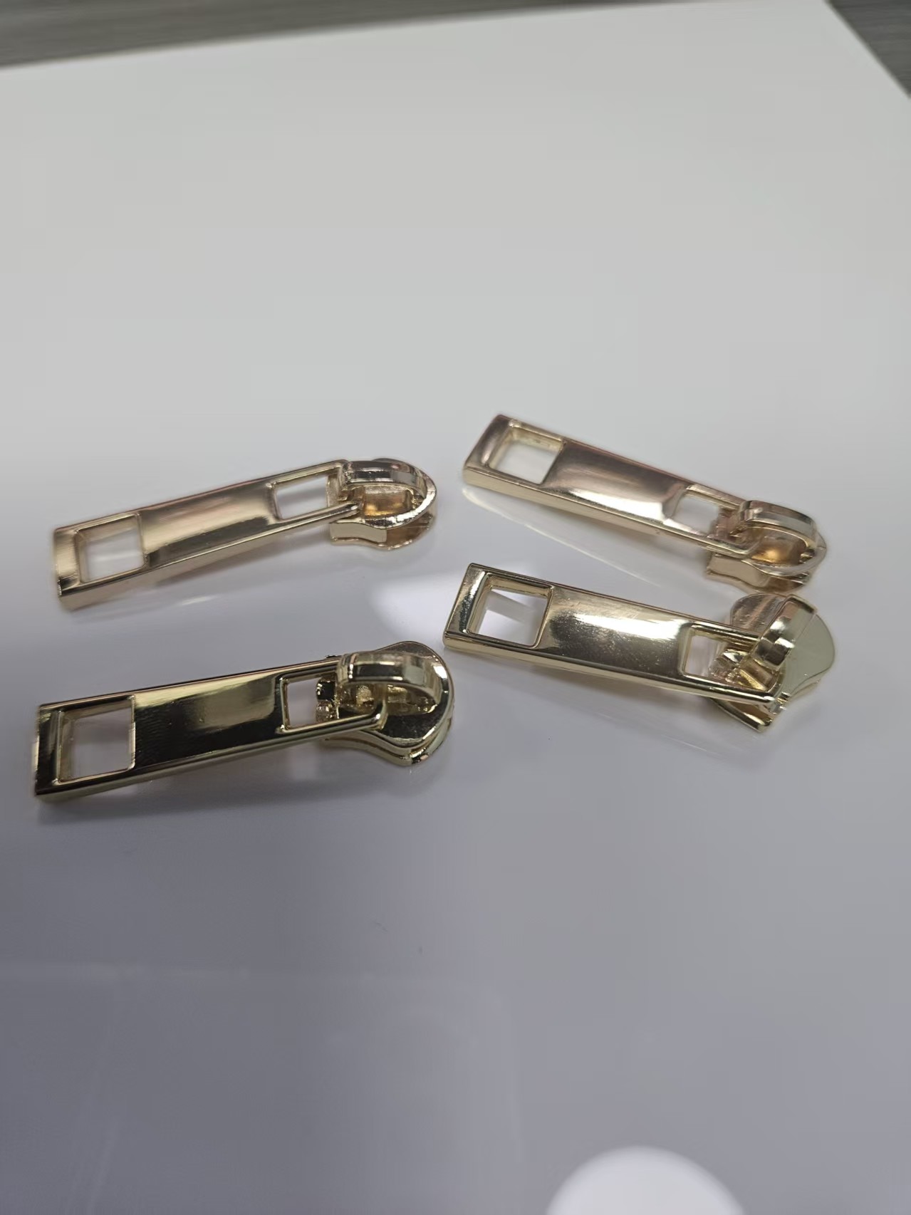 luxury zipper pullers handbag designer zipper pulls high quality puller zipper slider gold custom logo metal zip puller for bag (复制) luxury zipper pullers handbag designer zipper pulls high quality puller zipper slider gold custom logo metal zip puller for bag (复制)