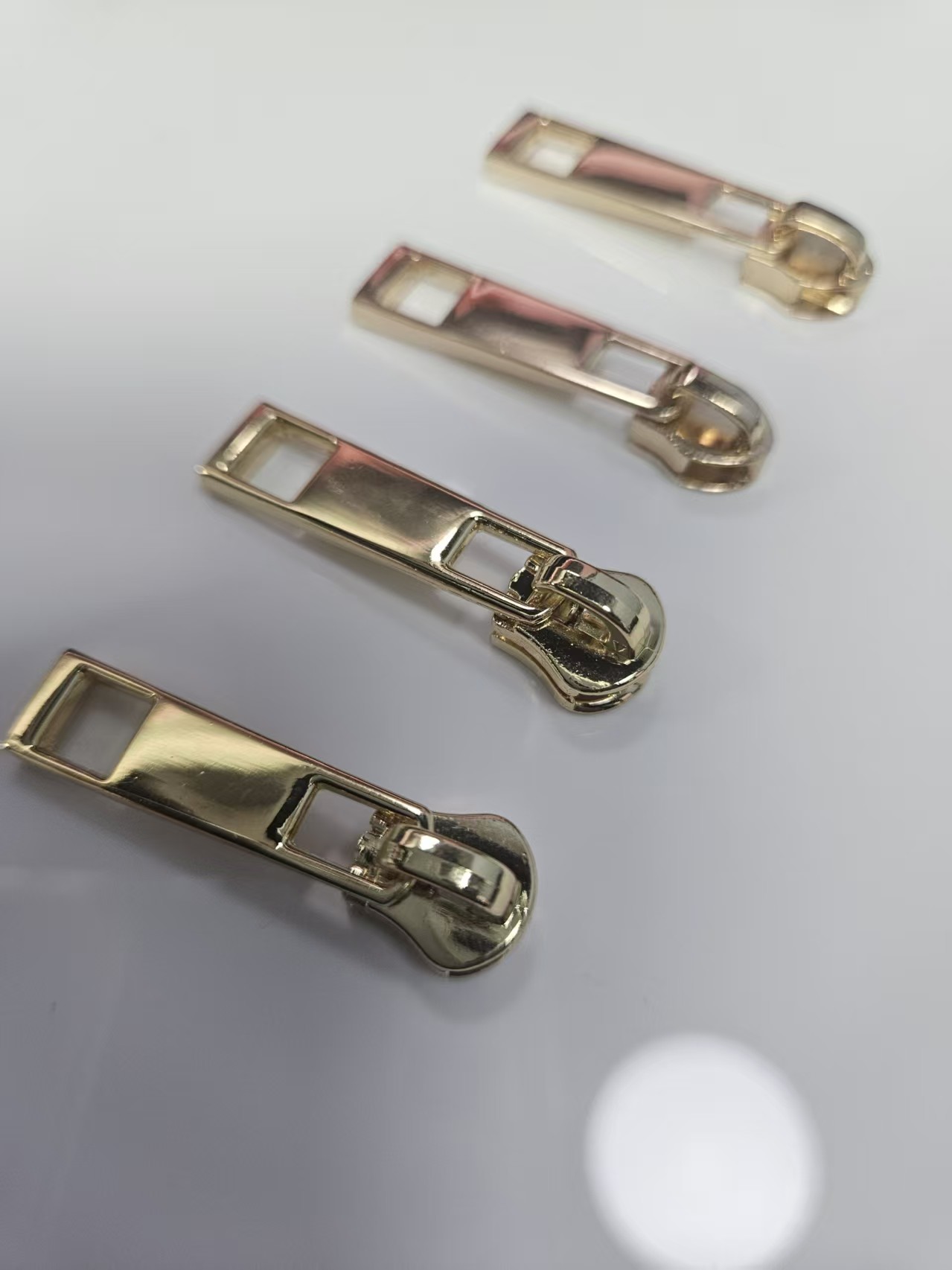 luxury zipper pullers handbag designer zipper pulls high quality puller zipper slider gold custom logo metal zip puller for bag (复制) luxury zipper pullers handbag designer zipper pulls high quality puller zipper slider gold custom logo metal zip puller for bag (复制)