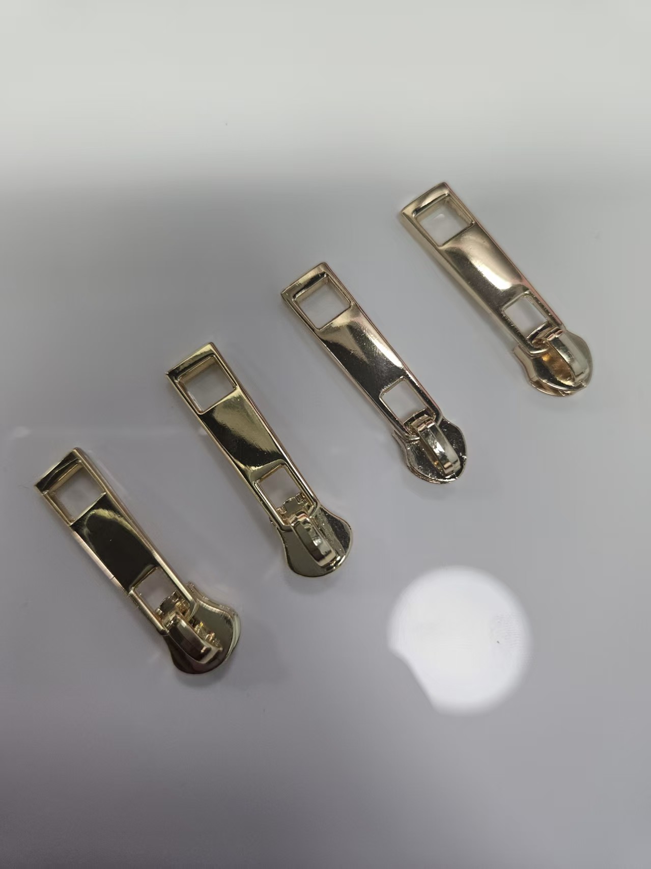 luxury zipper pullers handbag designer zipper pulls high quality puller zipper slider gold custom logo metal zip puller for bag (复制) luxury zipper pullers handbag designer zipper pulls high quality puller zipper slider gold custom logo metal zip puller for bag (复制)
